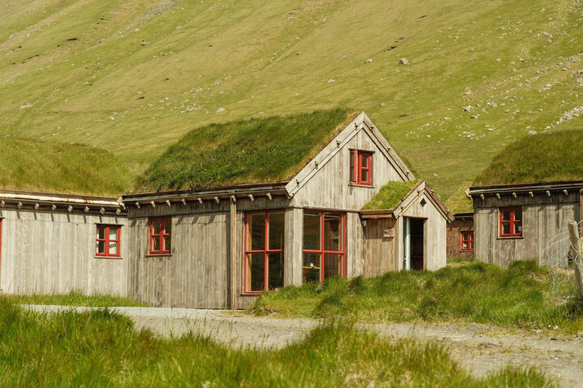 Mulafossur Cottages By Famous Waterfall In Gasadalur 外观 照片
